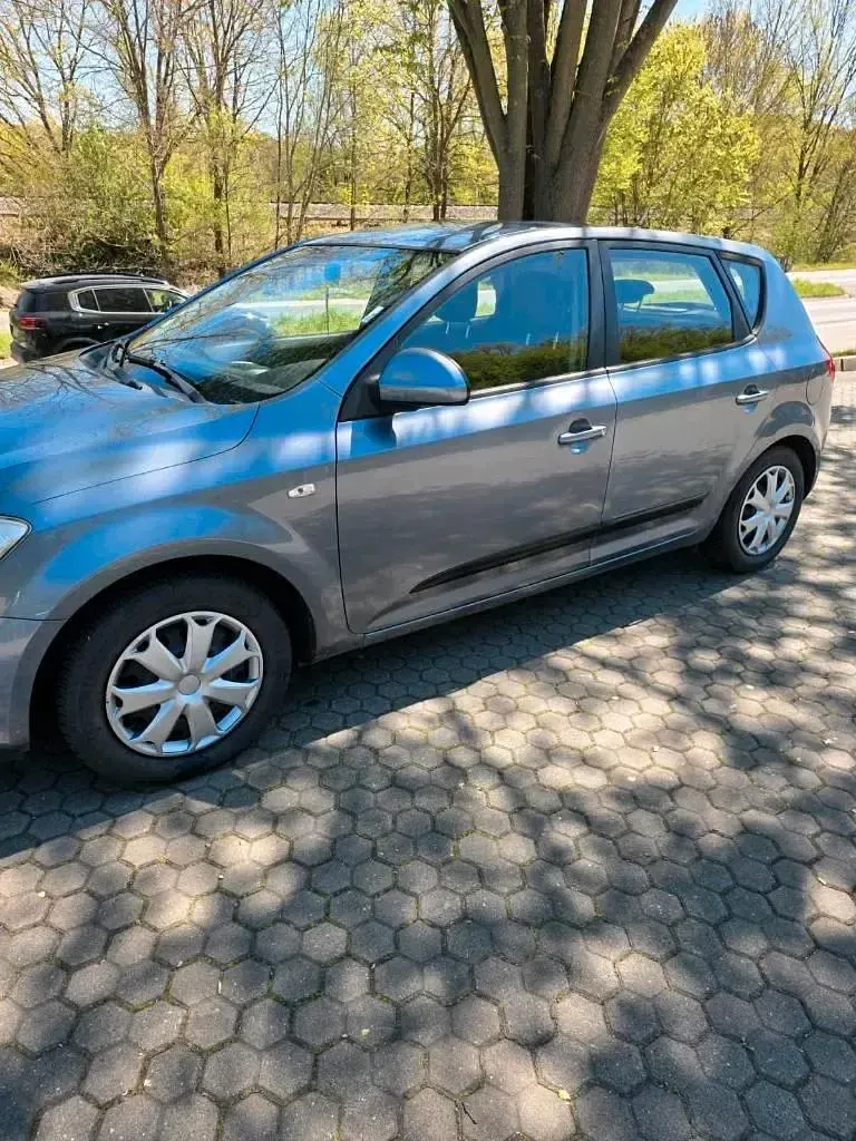Używany Kia Ceed 80 KM (58 kW) 2008 Niebieski Hatchback