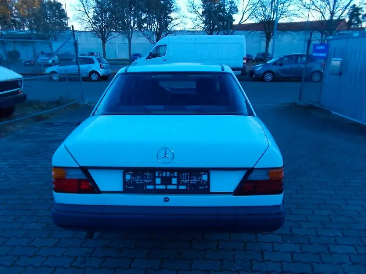 Gebraucht Mercedes E230 132 PS (97 kW) 1988 Weiß Limousine