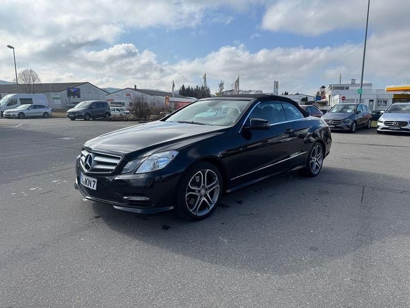 Schwarz Gebraucht 2012 Mercedes E220 AMG Cabrio | 14.890 € (Fairer Preis) - Bild 1/4