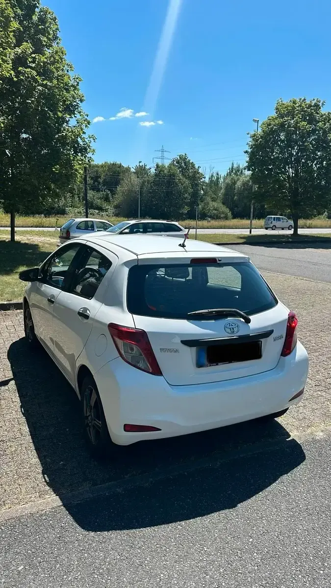 Gebraucht Toyota Yaris 69 PS (50 kW) 2013 Weiß Kleinwagen