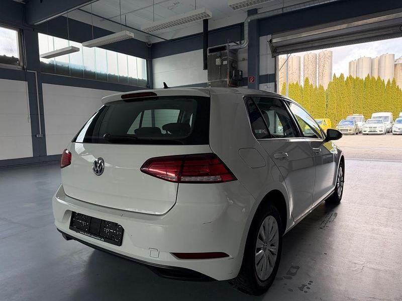 Gebraucht VW Golf VII Trendline 116 PS (85 kW) 2019 Weiß Limousine