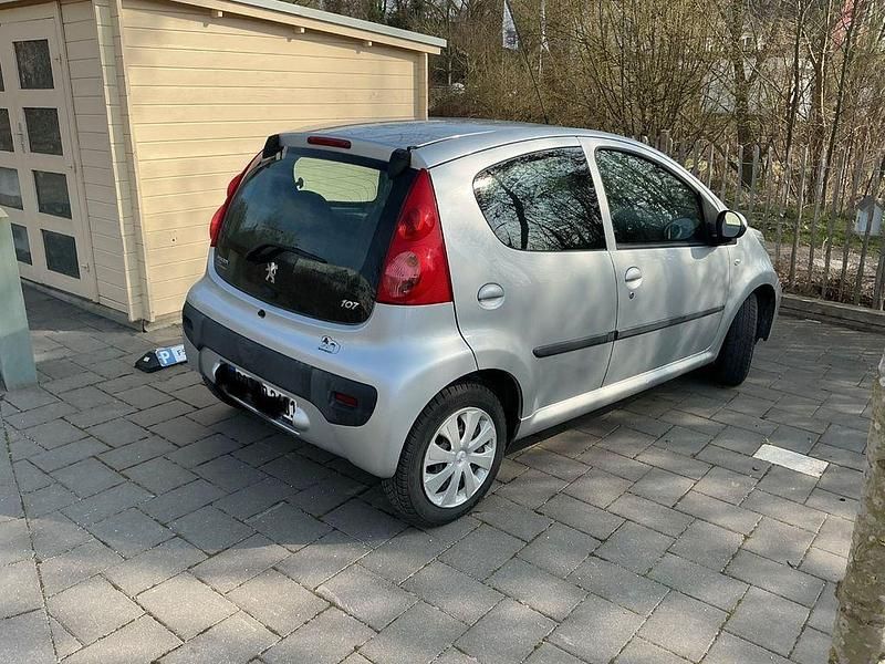 Gebraucht Peugeot 107 Access 68 PS (50 kW) 2012 Silber Kleinwagen
