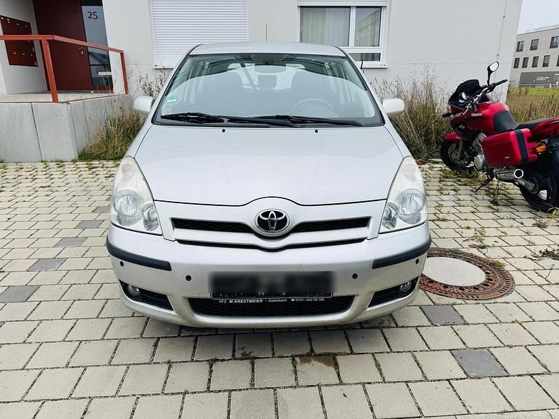 Silber Gebraucht 2004 Toyota Corolla Verso Van / Kleinbus | 3.000 € (Guter Preis) - Bild 1/4