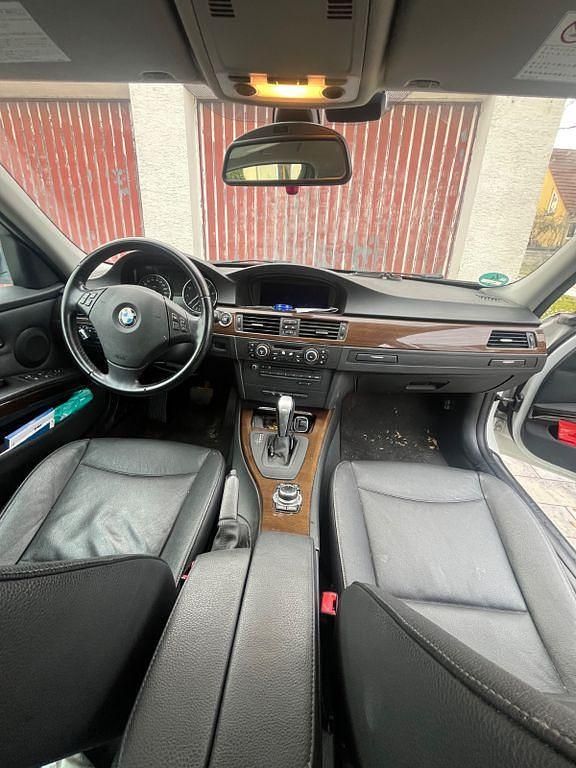 Gebraucht BMW 325 218 PS (160 kW) 2010 Weiß Limousine
