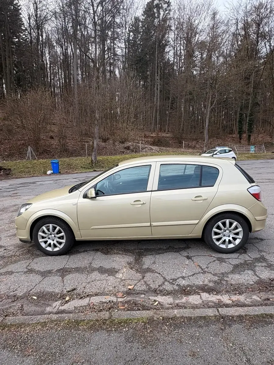 Gebraucht Opel Astra 105 PS (77 kW) 2004 Gold Kleinwagen