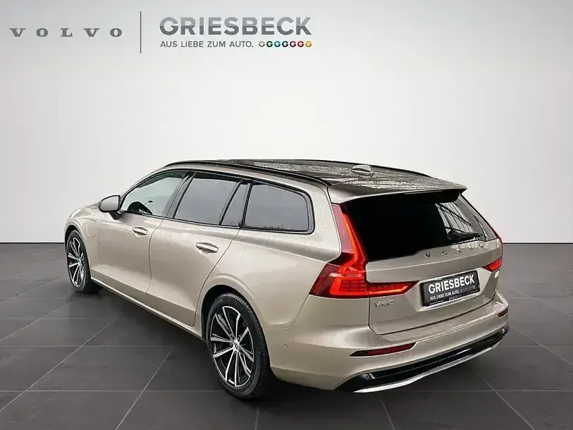 Używany Volvo V60 Plus 455 KM (334 kW) 2023 Bright dusk / metallic Kombi
