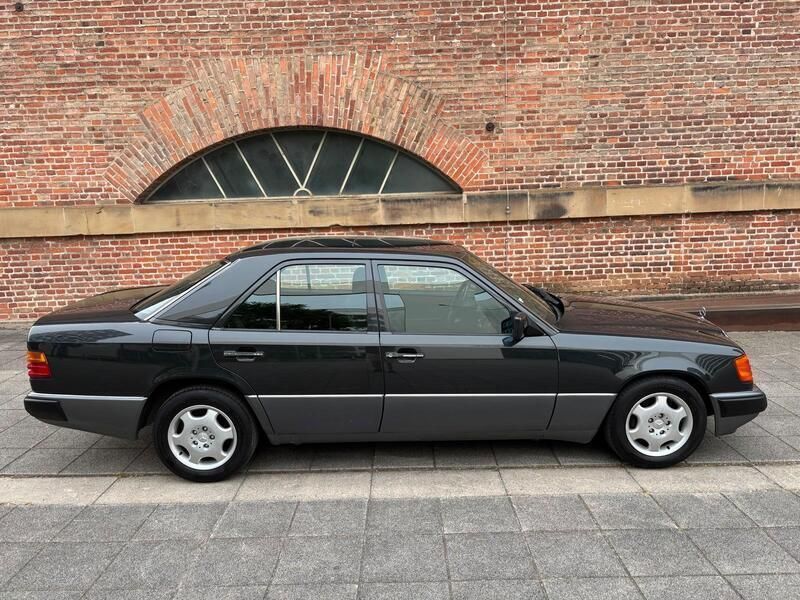 Schwarz Gebraucht 1992 Mercedes E200 Limousine | 5.999 € - Bild 1/4