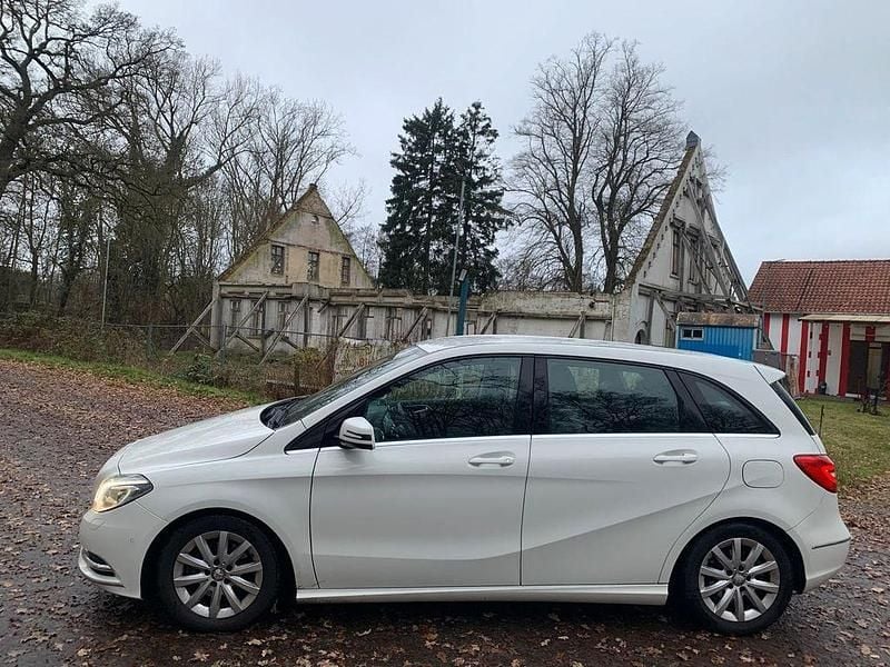 Weiß Gebraucht 2013 Mercedes B200 Sport Van / Kleinbus | 5.599 € (Guter Preis) - Bild 1/4