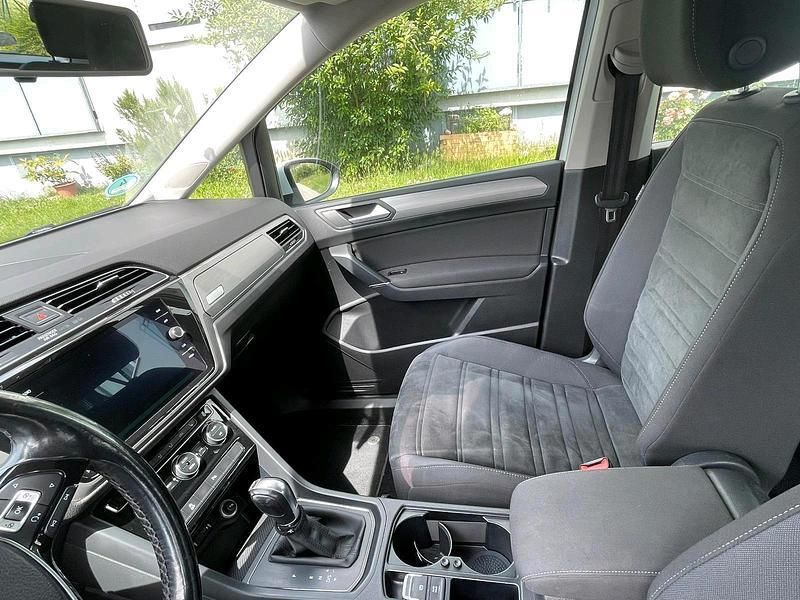 Weiß Gebraucht 2017 VW Touran Highline Van / Kleinbus | 9.500 € (Superpreis) - Bild 1/4
