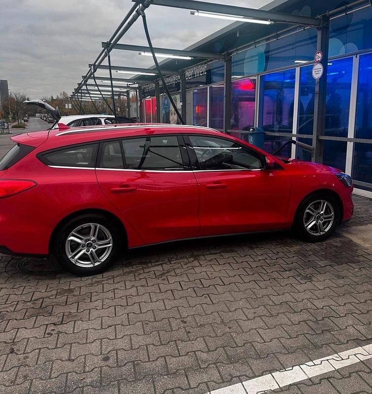 Gebraucht Ford Focus 120 PS (88 kW) 2020 Rot Kombi