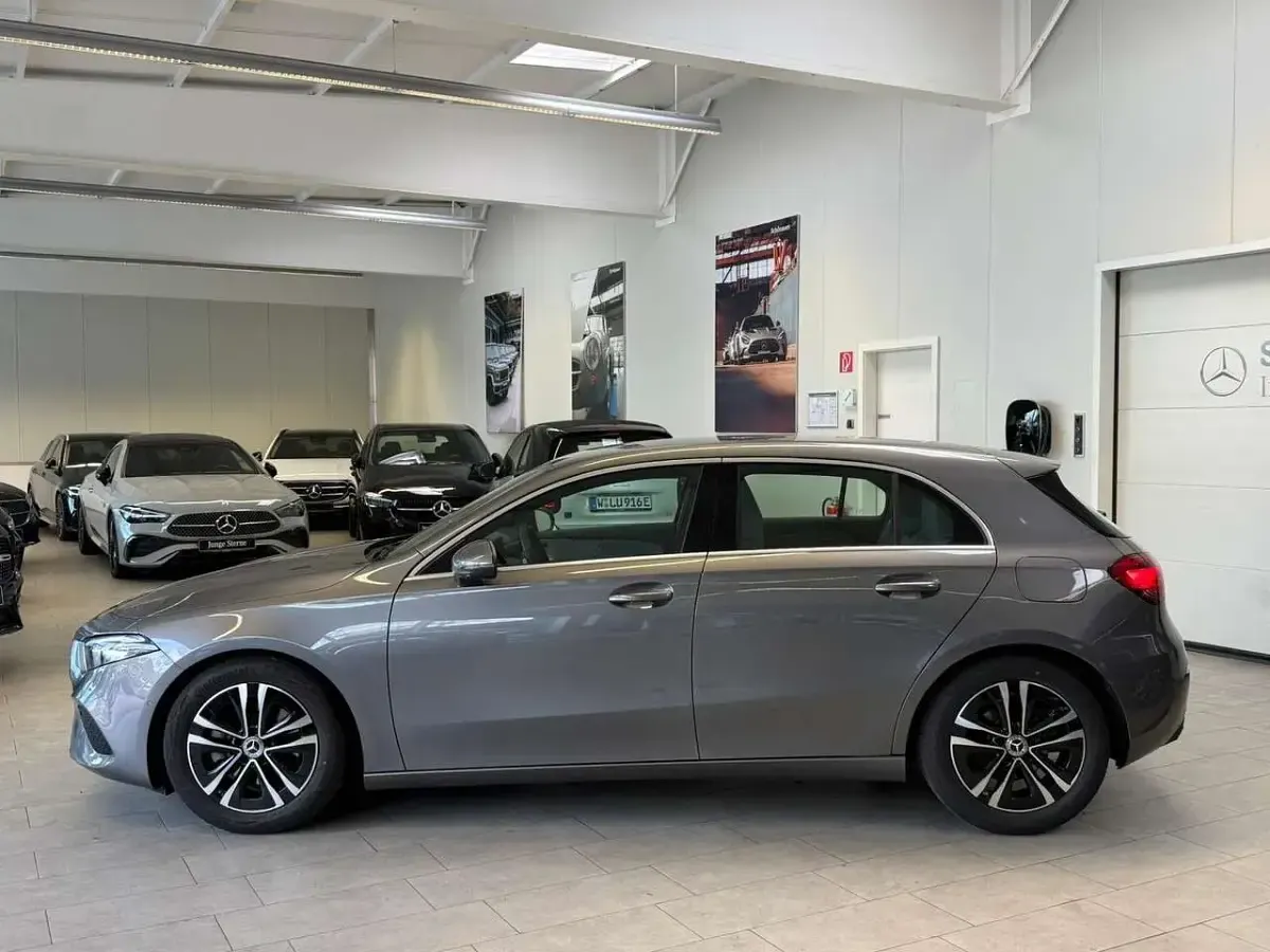Gebraucht Mercedes A200 Progressive 163 PS (119 kW) 2024 lack mountaingrau Limousine