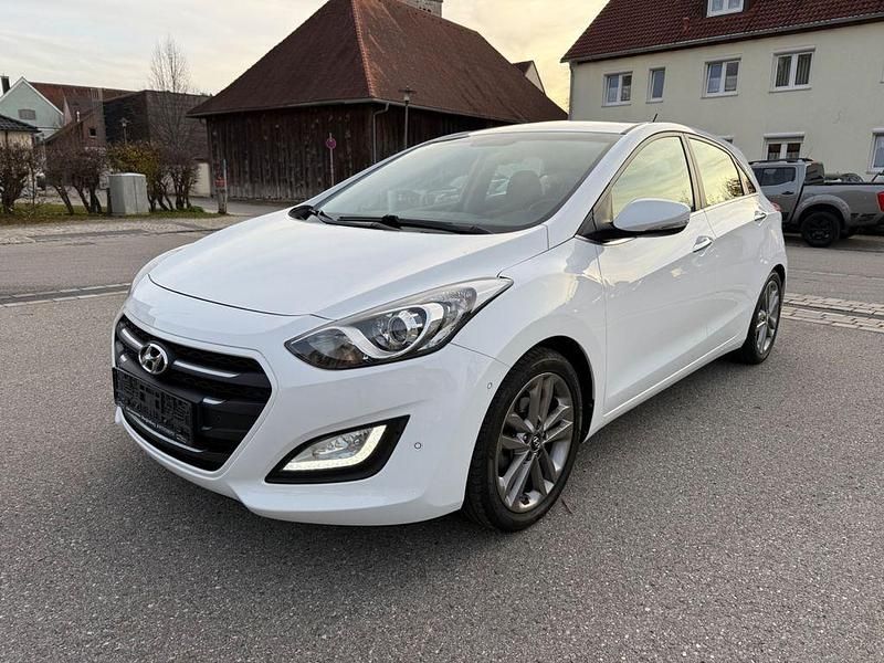 Weiß Gebraucht 2015 Hyundai i30 Style Limousine | 8.800 € (Fairer Preis) - Bild 1/4