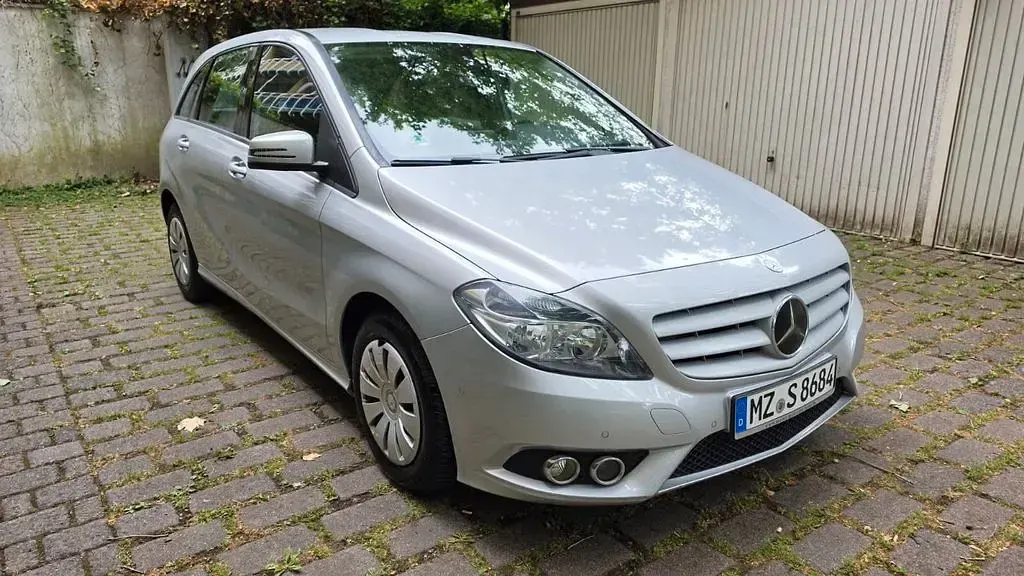 Gebraucht Mercedes B180 Style 122 PS (89 kW) 2014 Silber Kleinwagen