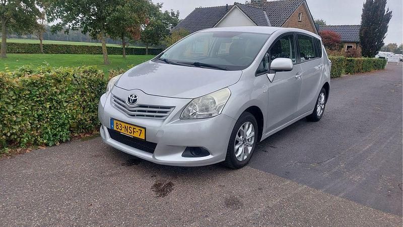 Grau Gebraucht 2010 Toyota Verso Comfort Van / Kleinbus | 4.450 € (Guter Preis) - Bild 1/4