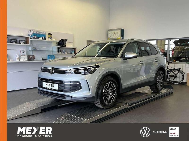 Oyster silver metallic Neu 2025 VW Tiguan Life SUV | 40.890 € (Superpreis) - Bild 1/4
