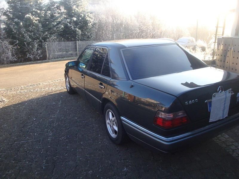 Second-hand Mercedes E280 190 CP (139 kW) 1995 Negru Berlinǎ