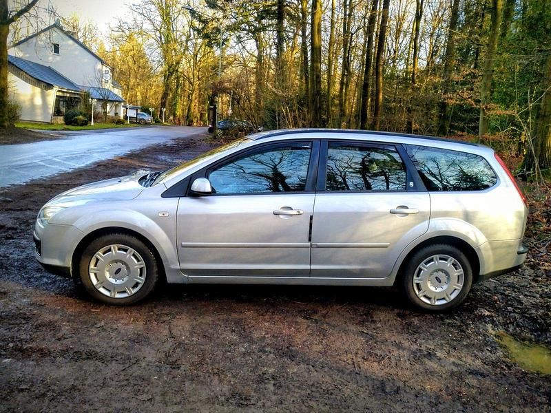 Gebraucht Ford Focus Ghia 109 PS (80 kW) 2005 Silber Kombi