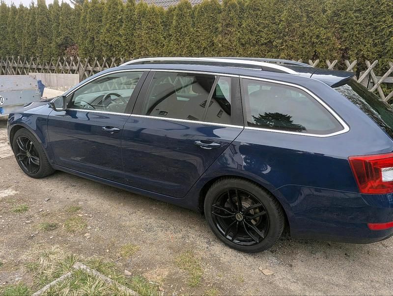 Gebraucht Skoda Octavia Elegance 180 PS (132 kW) 2014 Blau Kleinwagen