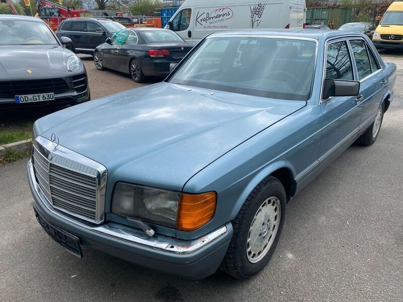 Blau (metallic) Gebraucht 1986 Mercedes E300 Limousine | 3.999 € - Bild 1/4