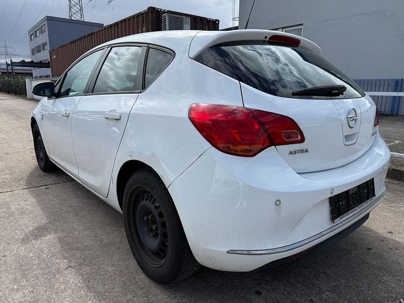 Gebraucht Opel Astra 140 PS (102 kW) 2012 Weiß Limousine