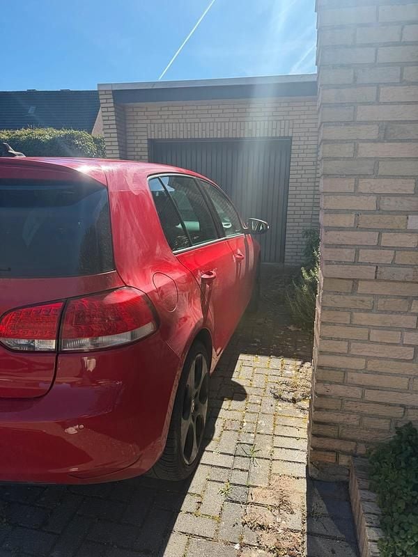 Gebraucht VW Golf VI 122 PS (89 kW) 2009 Rot Kleinwagen