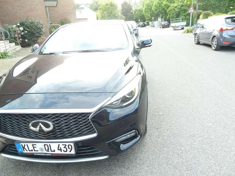 Schwarz Gebraucht 2016 Infiniti Q30 Premium Kleinwagen | 9.850 € (Fairer Preis) - Bild 1/4