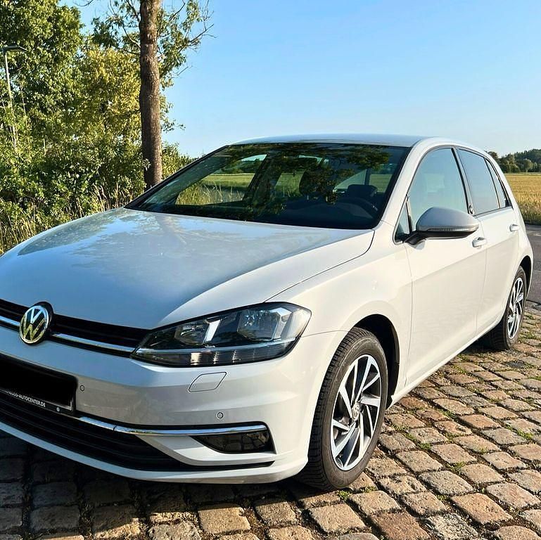 Weiß Gebraucht 2017 VW Golf VII Sound Limousine | 13.200 € (Fairer Preis) - Bild 1/4
