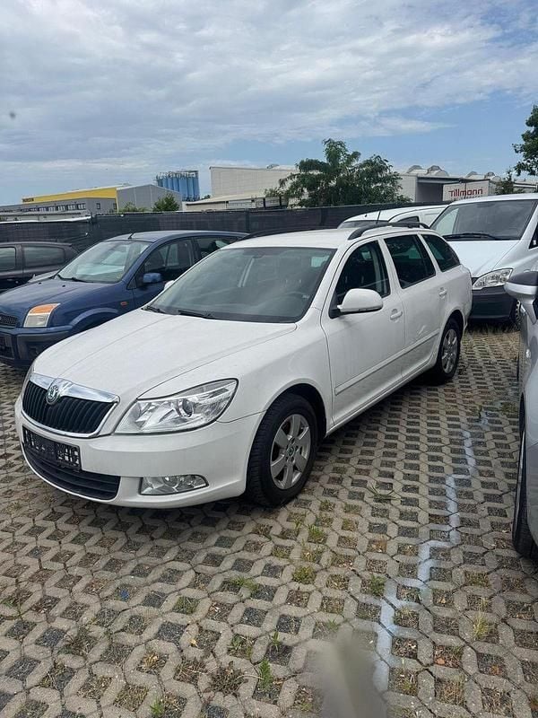 Weiß Gebraucht 2011 Skoda Octavia Kombi | 4.900 € (Guter Preis) - Bild 1/4