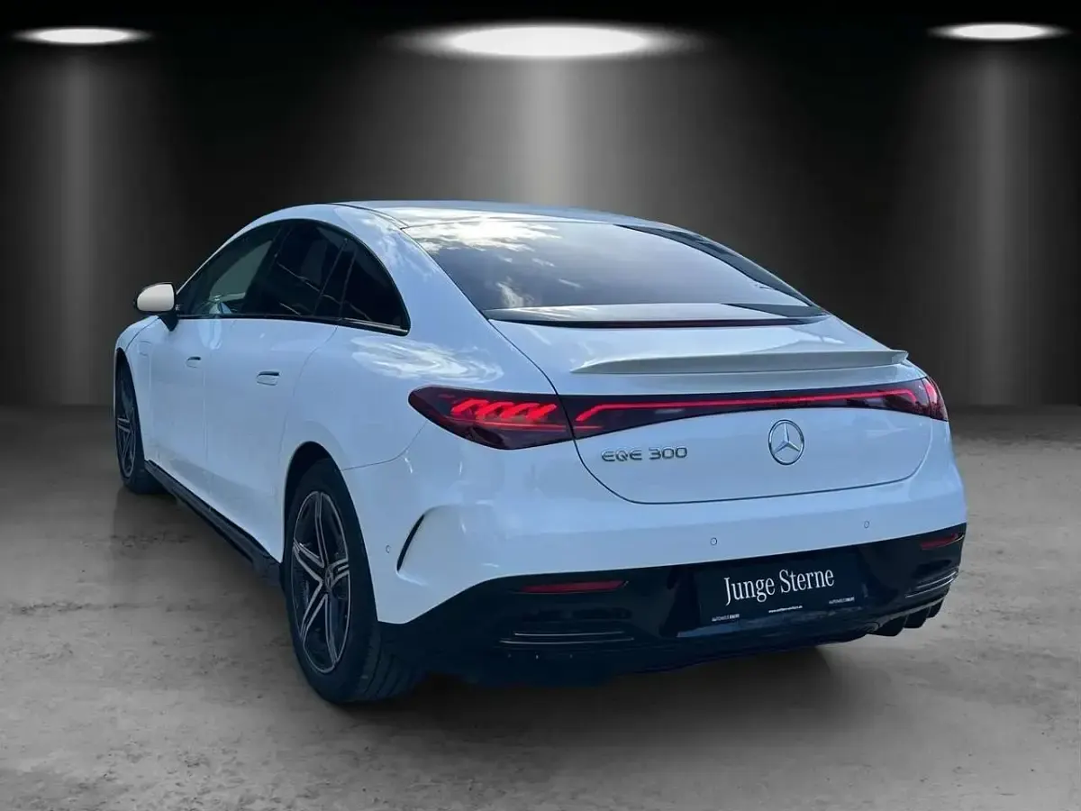 Gebraucht Mercedes EQE300 AMG 180 kW (245 PS) 2023 Weiß Limousine