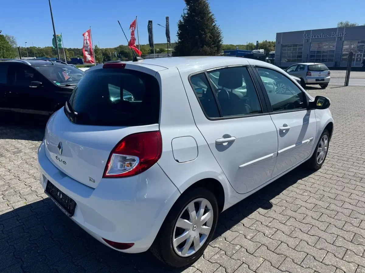 Gebraucht Renault Clio III 103 PS (75 kW) 2012 Weiß Limousine