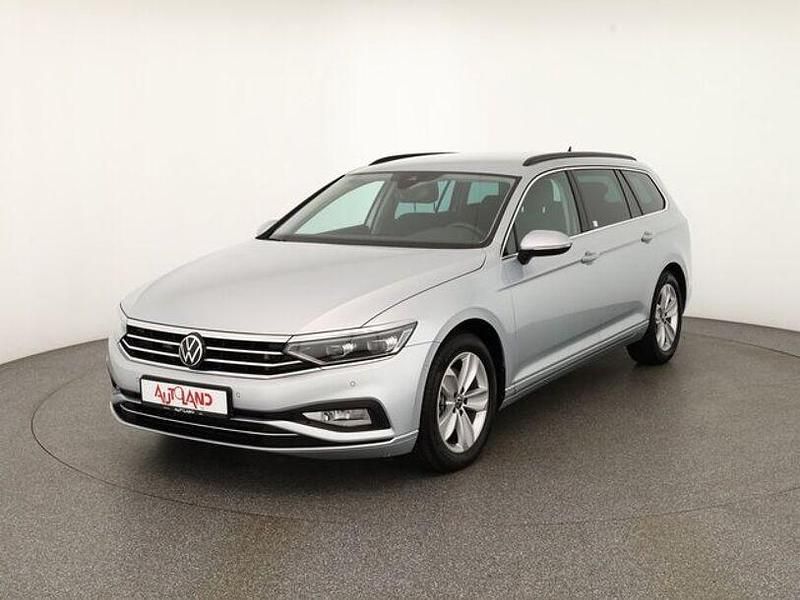 Scale silver metallic (metallic) Gebraucht 2021 VW Passat Kombi | 28.490 € (Fairer Preis) - Bild 1/4