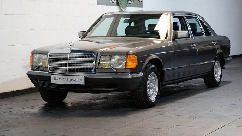 Grau Gebraucht 1982 Mercedes 500 Limousine | 26.900 € - Bild 1/4