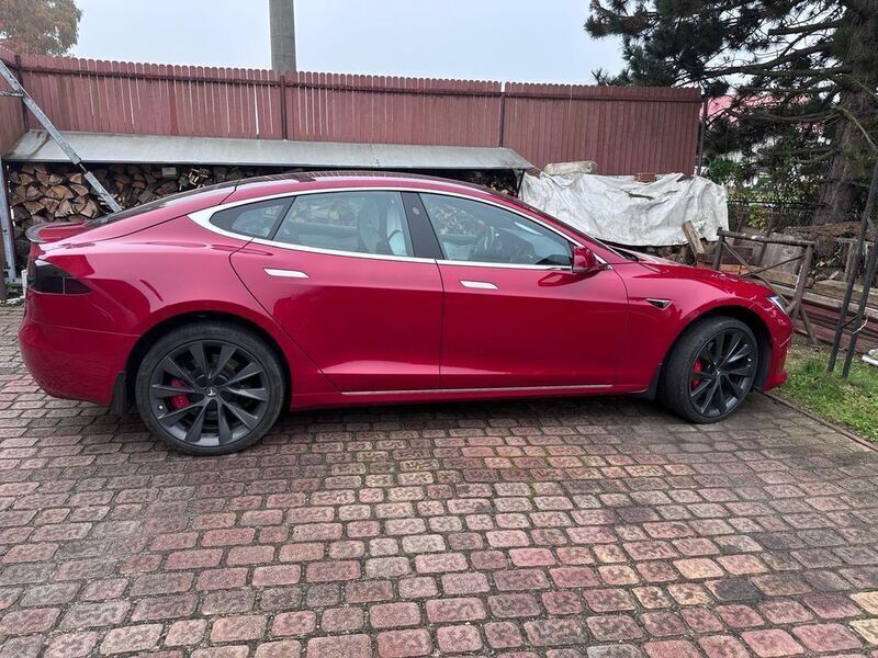 Rot Gebraucht 2020 Tesla Model S Performance Limousine | 50.900 € - Bild 1/4