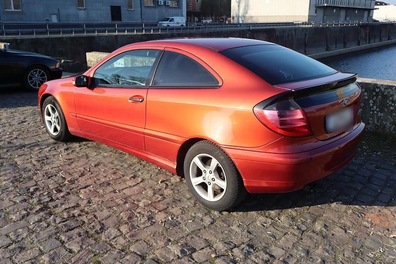 Gebraucht Mercedes C180 129 PS (94 kW) 2001 Rot Coupé