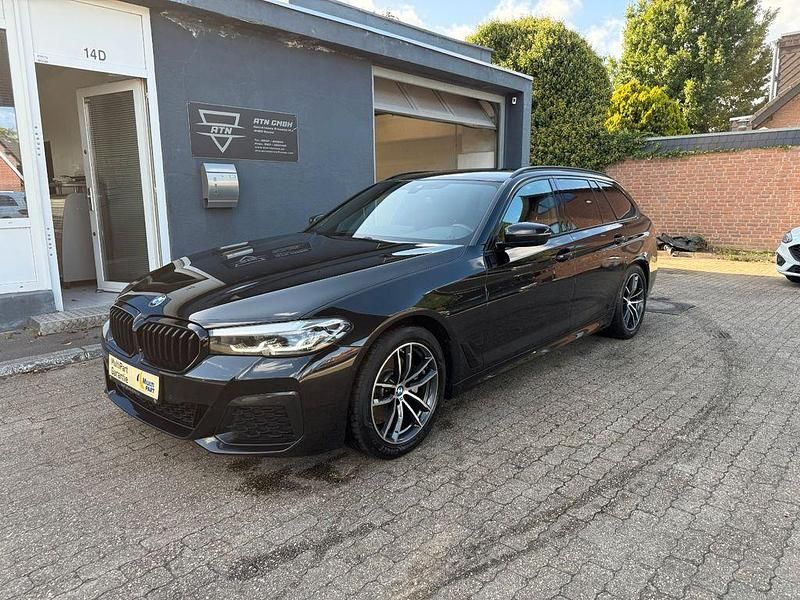 Schwarz Gebraucht 2021 BMW 520 M Sport Kombi | 28.900 € (Guter Preis) - Bild 1/4