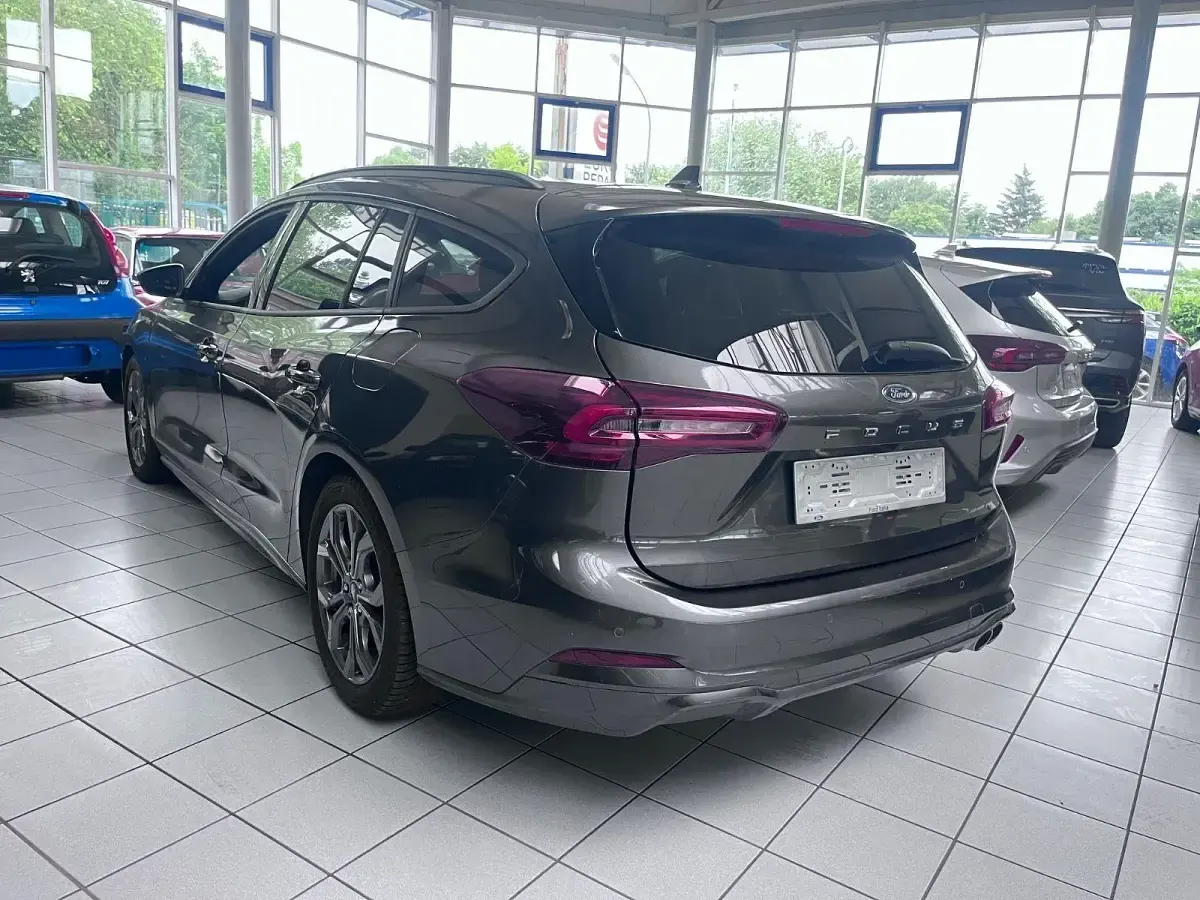 Gebraucht Ford Focus ST-Line 116 PS (85 kW) 2025 Grau Kombi