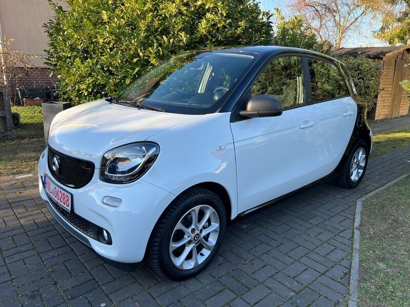 Weiß Gebraucht 2018 Smart ForFour Electric Drive Passion Kleinwagen | 7.400 € (Fairer Preis) - Bild 1/4