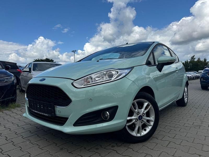 Grün Gebraucht 2016 Ford Fiesta Celebration Kleinwagen | 3.999 € (Guter Preis) - Bild 1/4