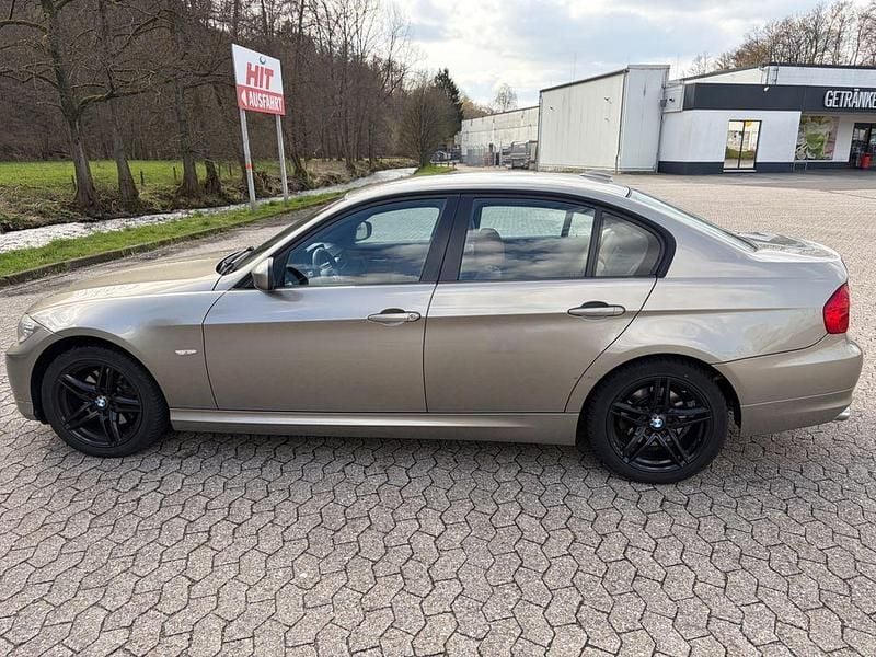 Gebraucht BMW 320 177 PS (130 kW) 2009 Gold Limousine