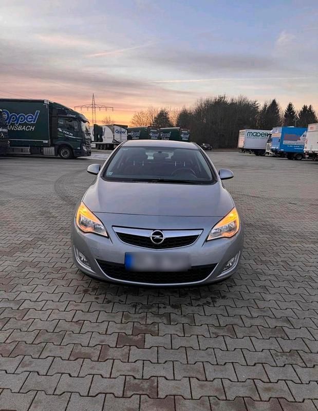 Gebraucht Opel Astra Edition 140 PS (102 kW) 2010 Grau Kleinwagen