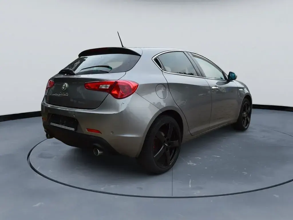 Gebraucht Alfa Romeo Giulietta Turismo 175 PS (128 kW) 2016 Grau Kleinwagen