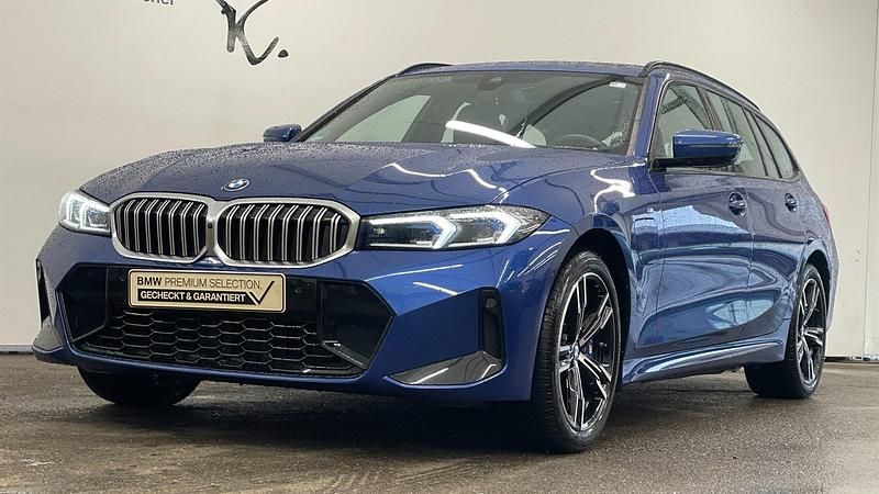 M portimao blau metallic Gebraucht 2025 BMW 330e Comfort Edition Kombi | 48.949 € (Fairer Preis) - Bild 1/4