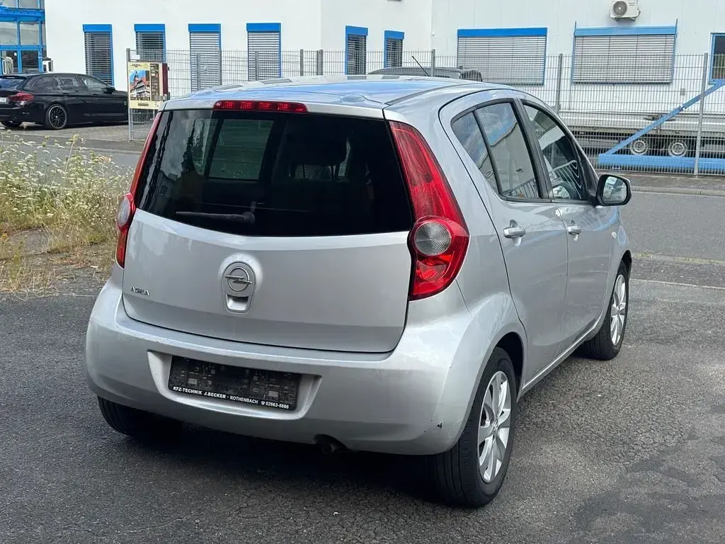 Gebraucht Opel Agila Edition 94 PS (69 kW) 2014 Silber Kleinwagen