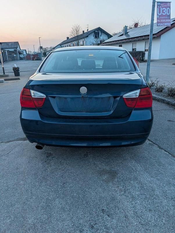 Second-hand BMW 318 143 CP (105 kW) 2004 Albastru Berlinǎ