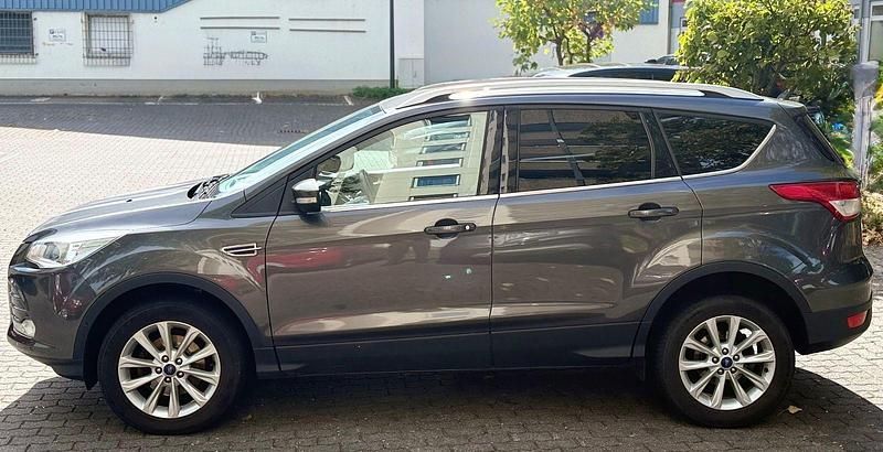 Second-hand Ford Kuga 150 CP (110 kW) 2016 Gri SUV
