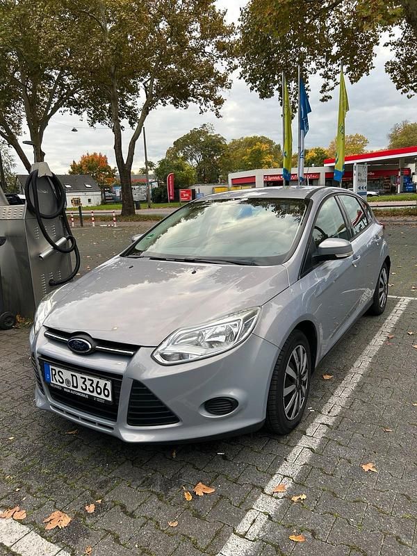 Grau Gebraucht 2014 Ford Focus Limousine | 4.990 € (Superpreis) - Bild 1/4