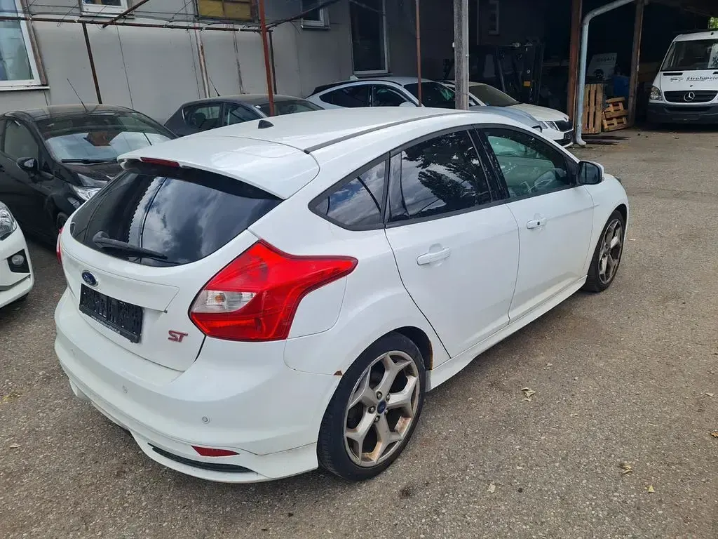 Gebraucht Ford Focus Sport 250 PS (183 kW) 2014 Weiß Limousine