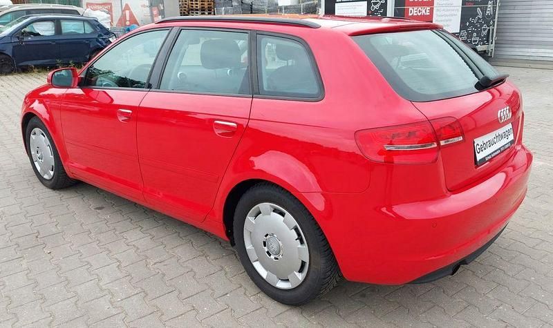 Gebraucht Audi A3 Attraction 105 PS (77 kW) 2011 Rot Limousine