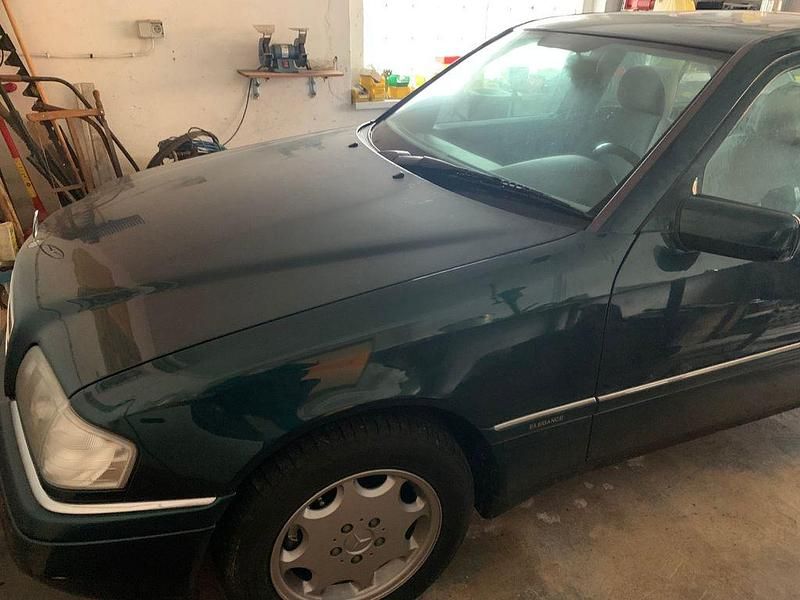 Grün Gebraucht 1995 Mercedes C180 Elegance Limousine | 2.500 € - Bild 1/4