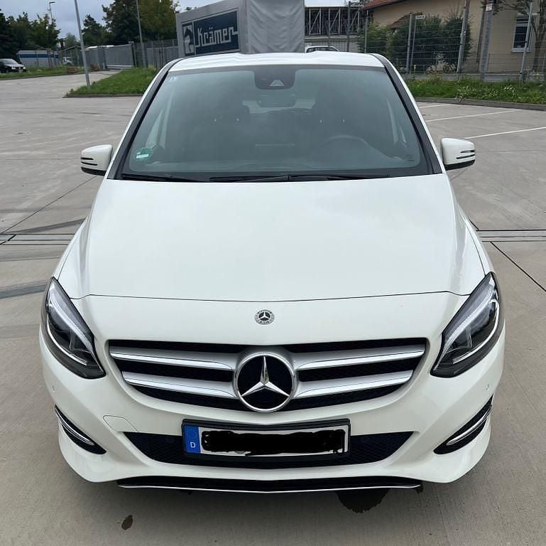 Weiß Gebraucht 2017 Mercedes B200 Urban Van / Kleinbus | 19.400 € (Fairer Preis) - Bild 1/4